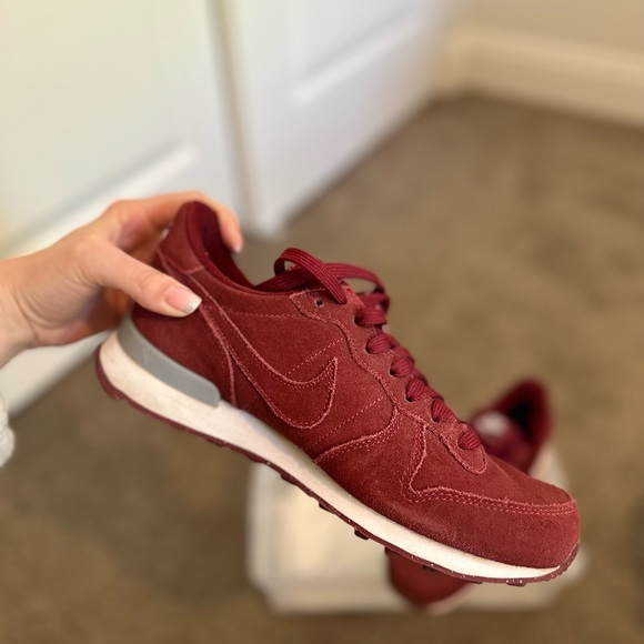 Nike Burgundy Suede with Wolf Grey heel clip. - Picture 4 of 8